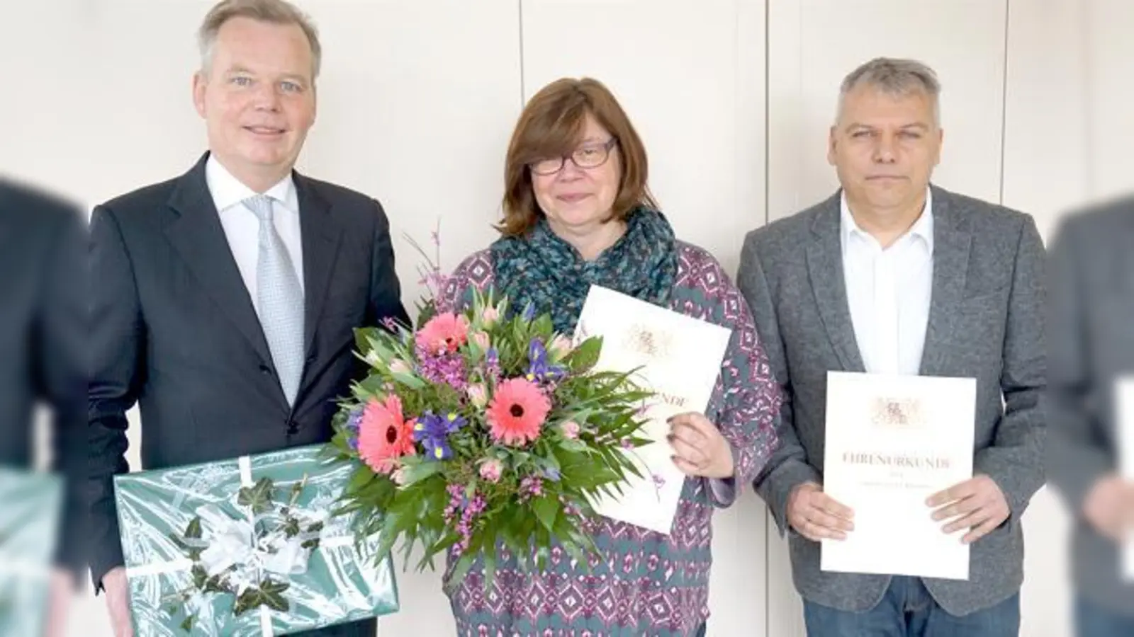 Bürgermeister Jan Neusiedl (l.) gratulierte Manuela Voth (M.) und Gerhard Mastrodonato (r.) zum Dienst-Jubiläum.  	 (Foto: VA)