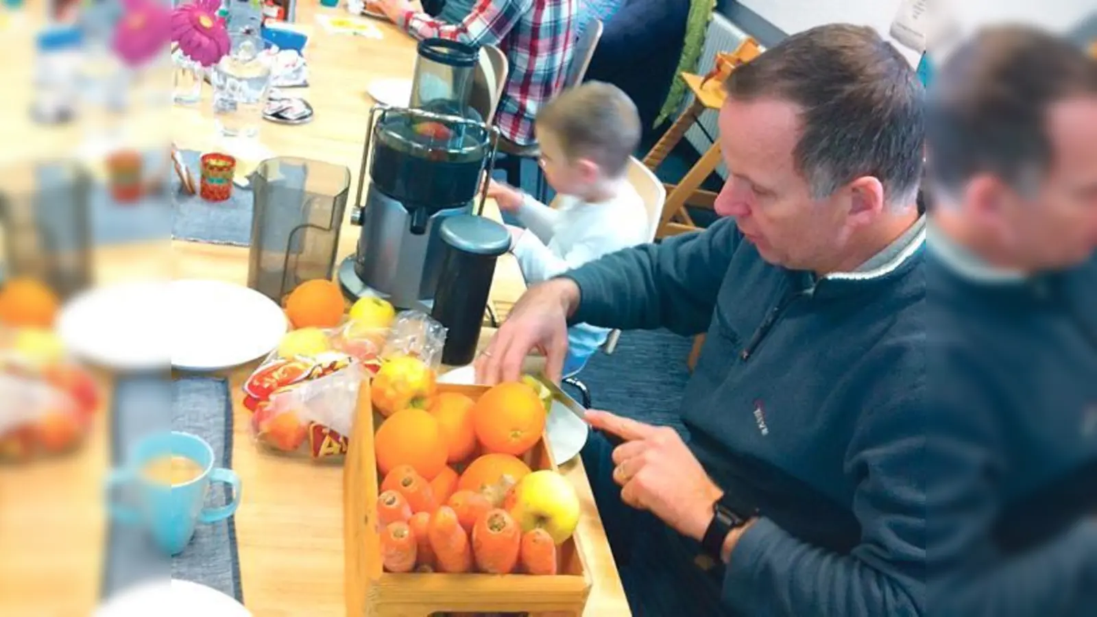 Viel Spaß haben Väter und ihre Kleinen beim Papa-Kind-Treff im Familienzentrum. 	 (Foto: Va)