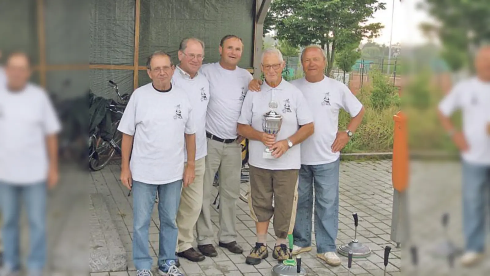 Einen Pokal konnte die Siegermannschaft aus Unterföhring mitheimnehmen.	 (Foto: Verein)
