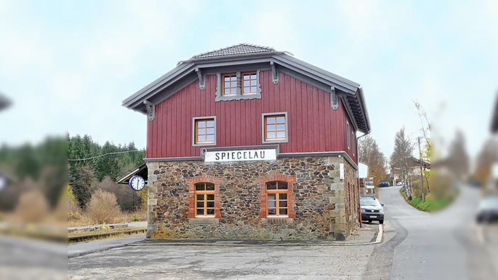 Der alte Bahnhof Spiegelau macht einen geradezu idyllischen Eindruck.	 (Foto: K. Lackerbeck, CC-BY-SA 3.0)