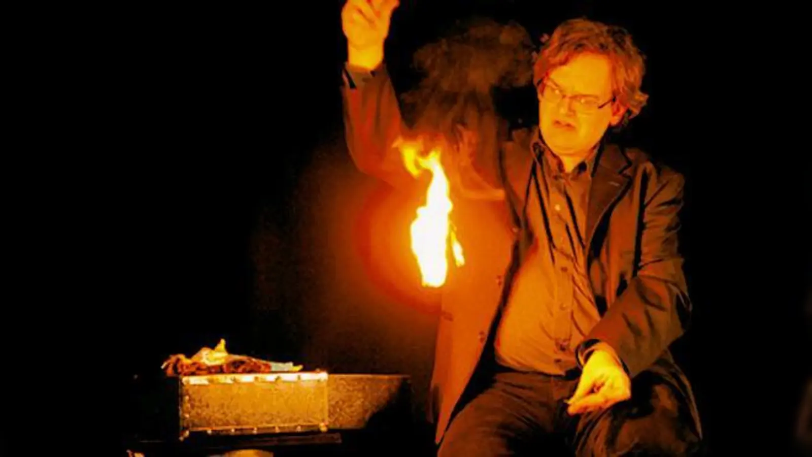 Mit seinen Zaubertricks entlarvt Ulrich Rausch wortgewaltige Brandstifter.	 (Foto: VA)
