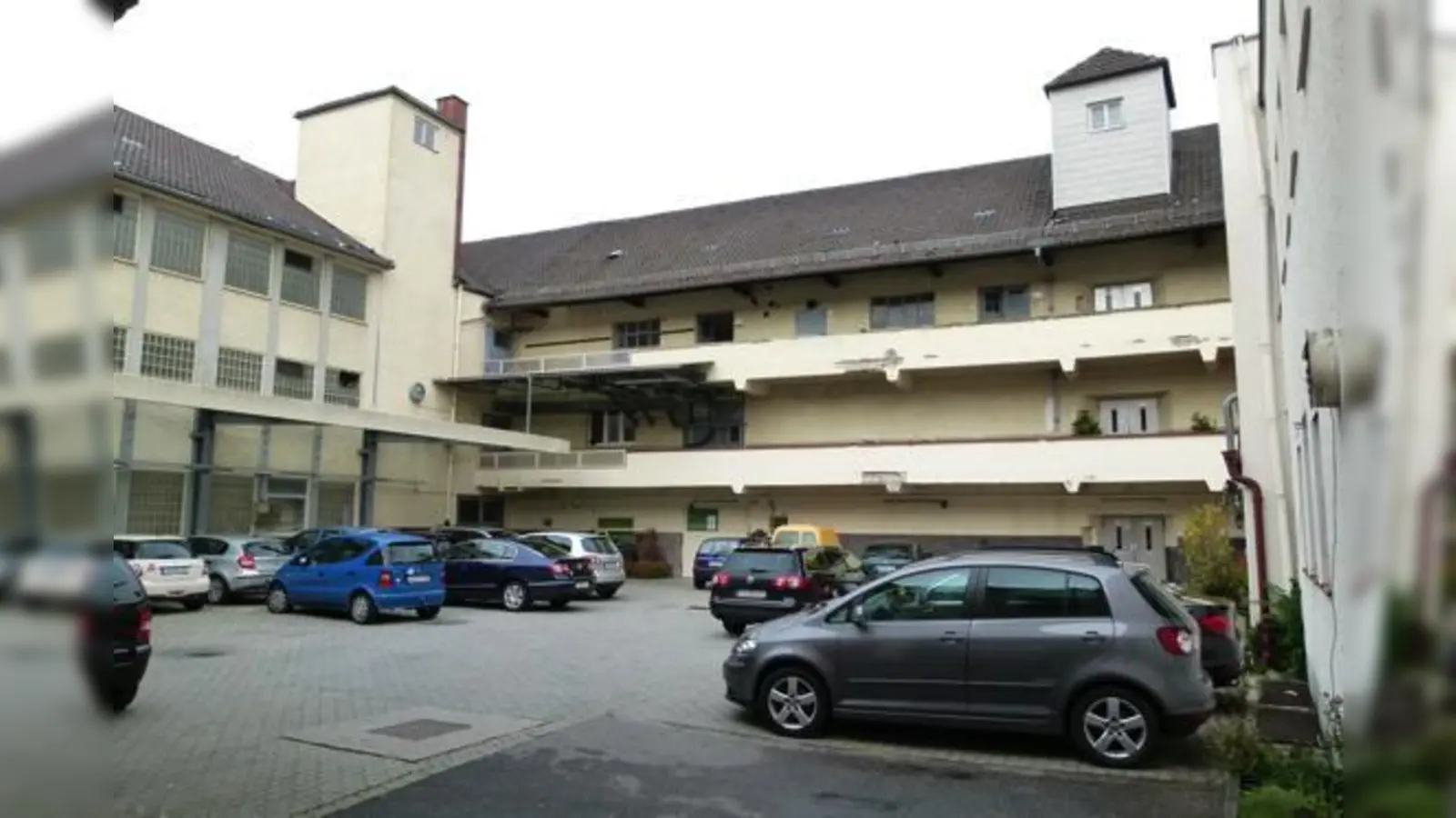 Noch wird der Innenhof der Wurstfabrik Mayr als Parkplatz genutzt  nach dem Abriss soll das nicht mehr möglich sein. Weil die Decke nicht stabil genug ist.	 (Foto: bb)