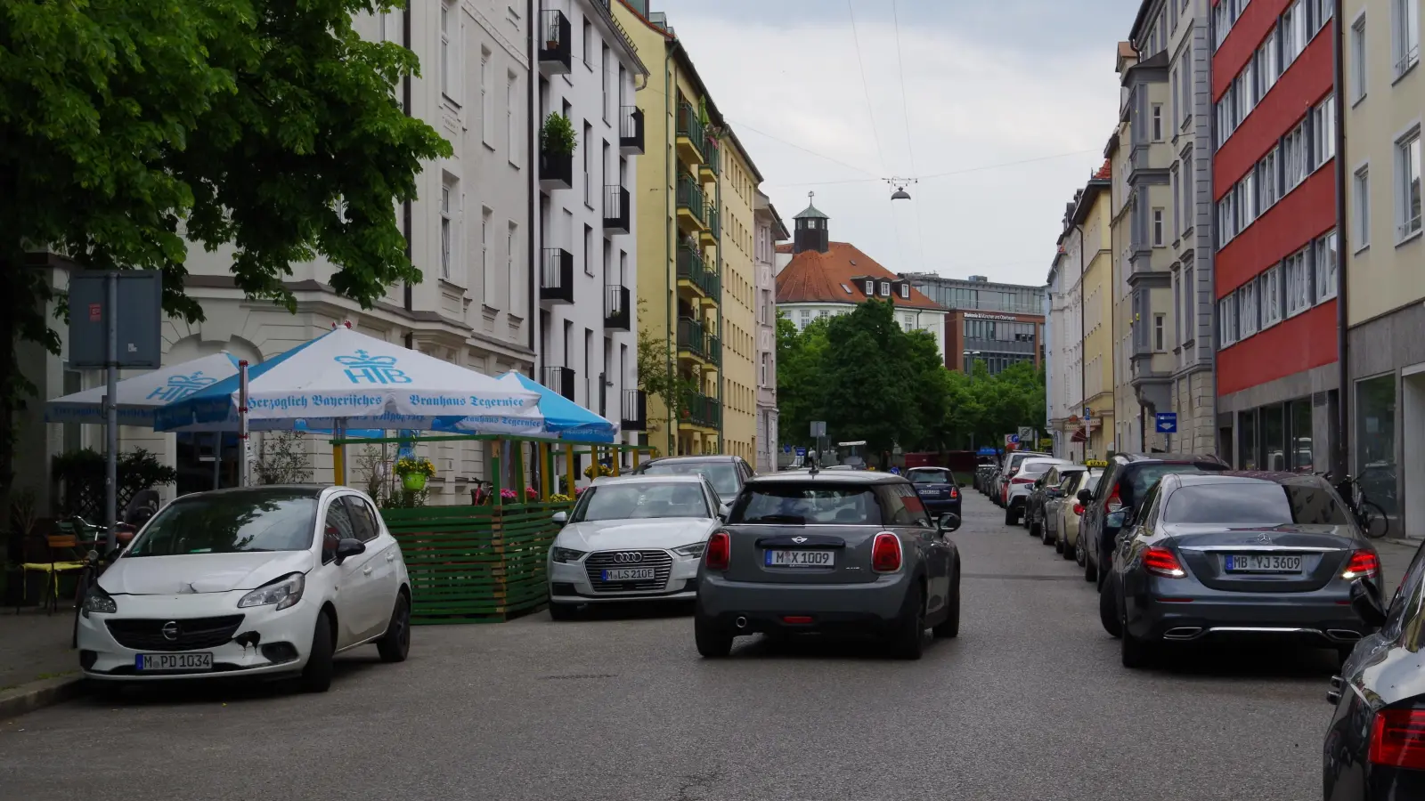 Dieser Teil der Blutenburgstraße, zwischen Landshuter Allee und Nymphenburger Straße, wird im Juli und August zum verkehrsberuhigten Bereich.  (Foto: Beatrix Köber)