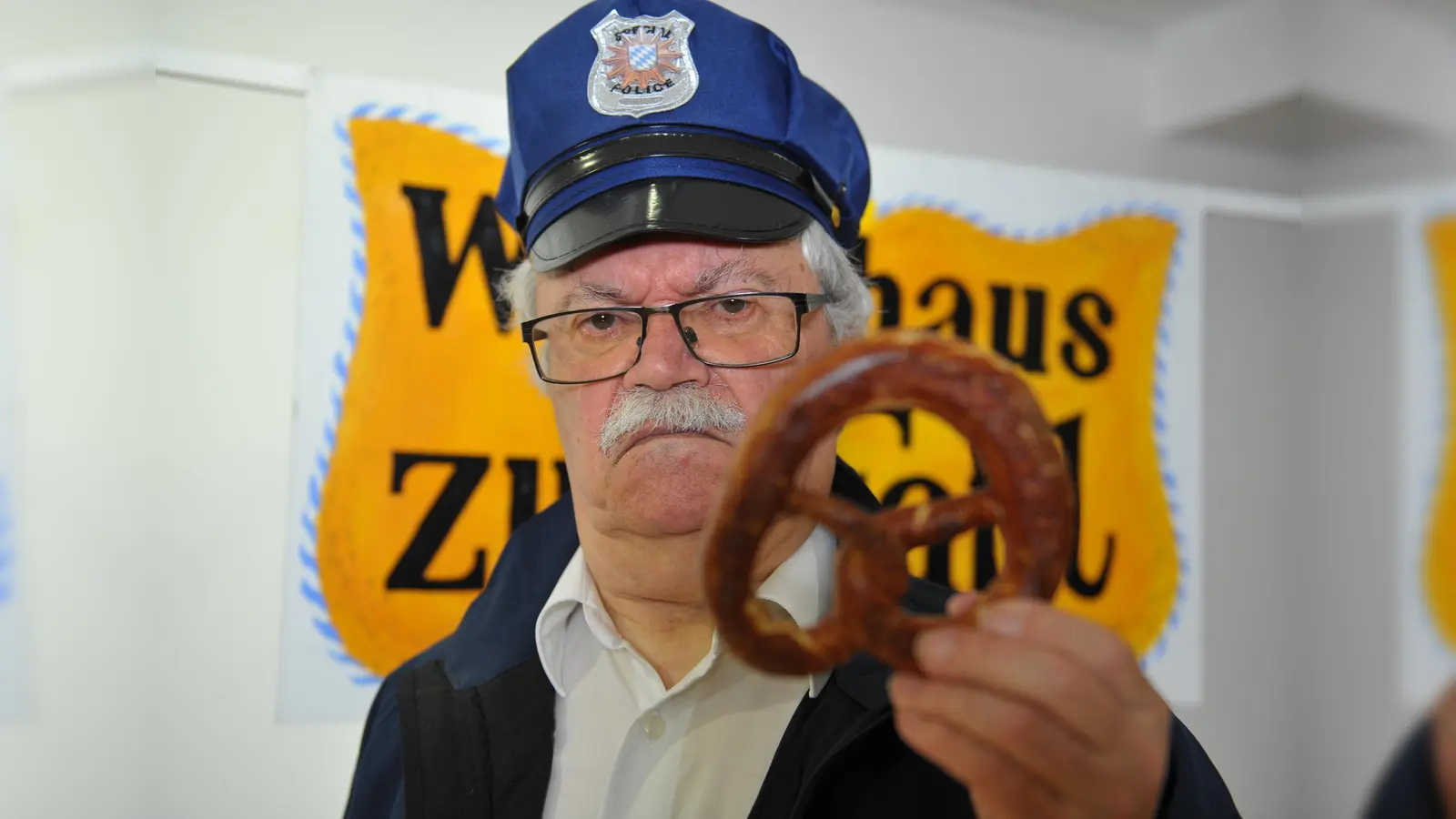 Die Bäckersleut sind verschwunden. Dorfgendarm Sepp (Bernhard Hoiss) prüft alle Spuren. (Foto: Carlton Bunce)