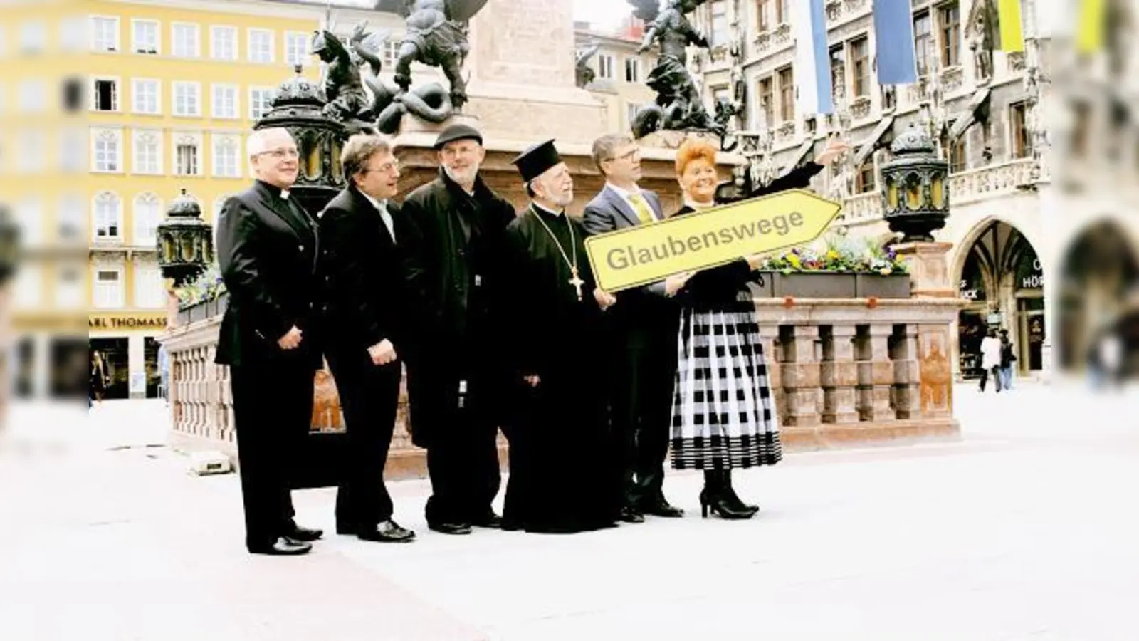 Namhafte Münchner Vertreter der verschiedenen Religionen präsentierten neben Tourismuschefin Weishäupl (1.v.r.) den neuen Rundgang. (Foto: js)