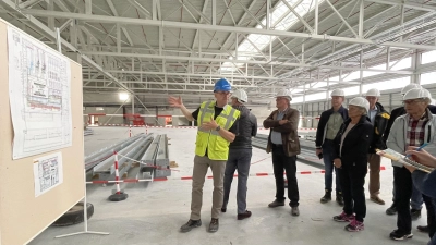 Thomas Harrer vom Projektteam Umzug erläutert die künftige Nutzung der 20.000 Quadratmeter großen Halle. (Foto: pst)