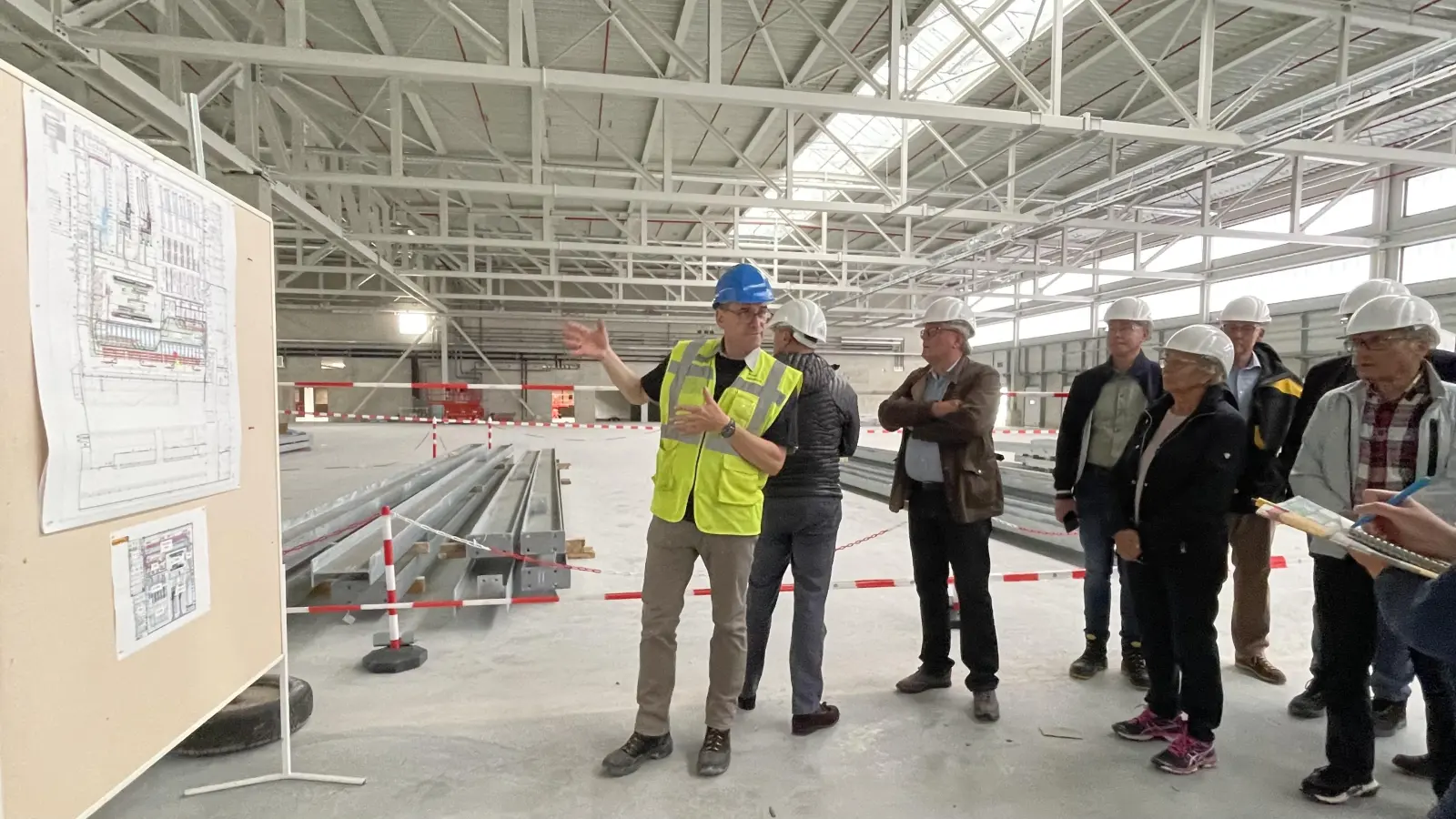 Thomas Harrer vom Projektteam Umzug erläutert die künftige Nutzung der 20.000 Quadratmeter großen Halle. (Foto: pst)