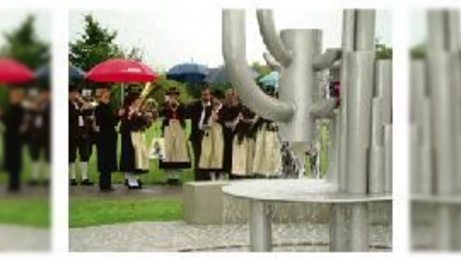 Pünktlich zum anschließenden Stehempfang hörte der Regen wieder auf.	  (Foto: Stadt Unterschleißheim)