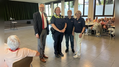 Die Polizeihauptmeisterin Elke Sigl (2. v. l.) mit Bernhard Seidenath, Angelika Gumowski und Sonja Grieser. (Foto: BRK Kreisverband Dachau)