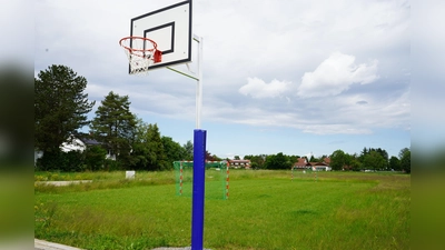 Endlich ein Platz, an dem man niemanden stört und nach Herzenslust Fußball spielen kann.  (Foto: Gem. Aying)
