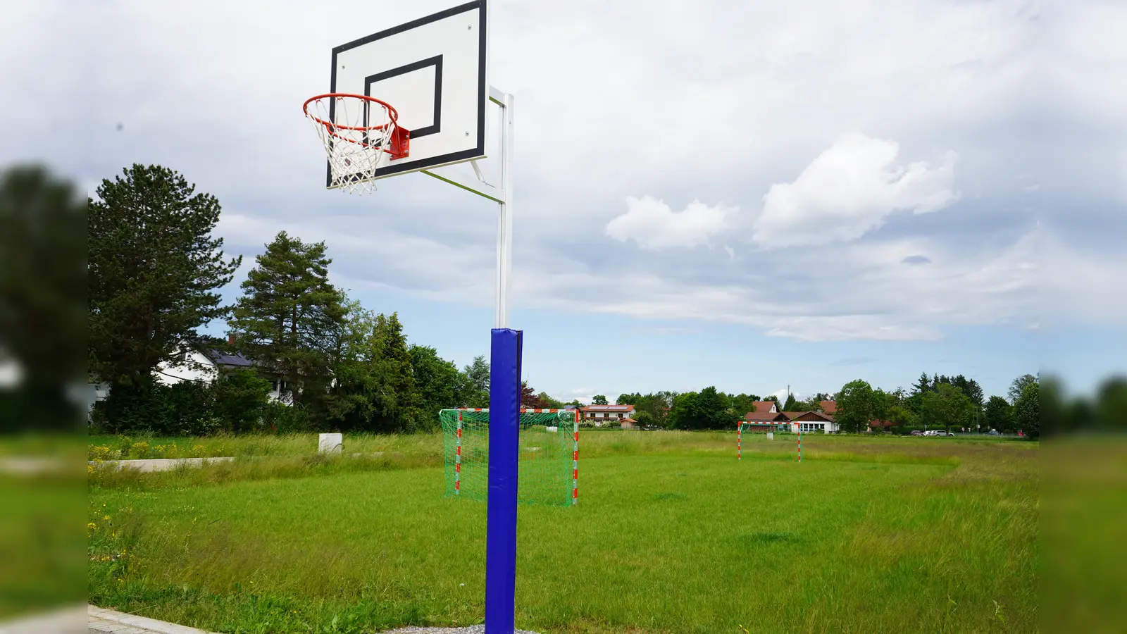 Endlich ein Platz, an dem man niemanden stört und nach Herzenslust Fußball spielen kann.  (Foto: Gem. Aying)