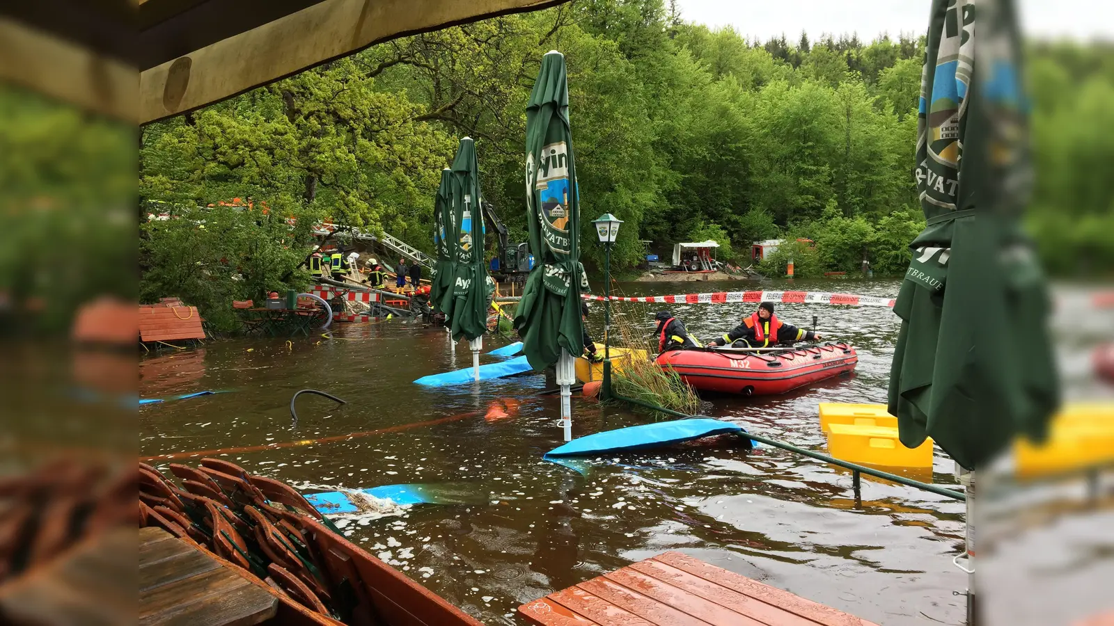 Die Landkreisfeuerwehren und der ABC Zug-München-Land waren am Deininger Weiher im Einsatz. (Foto: VA)