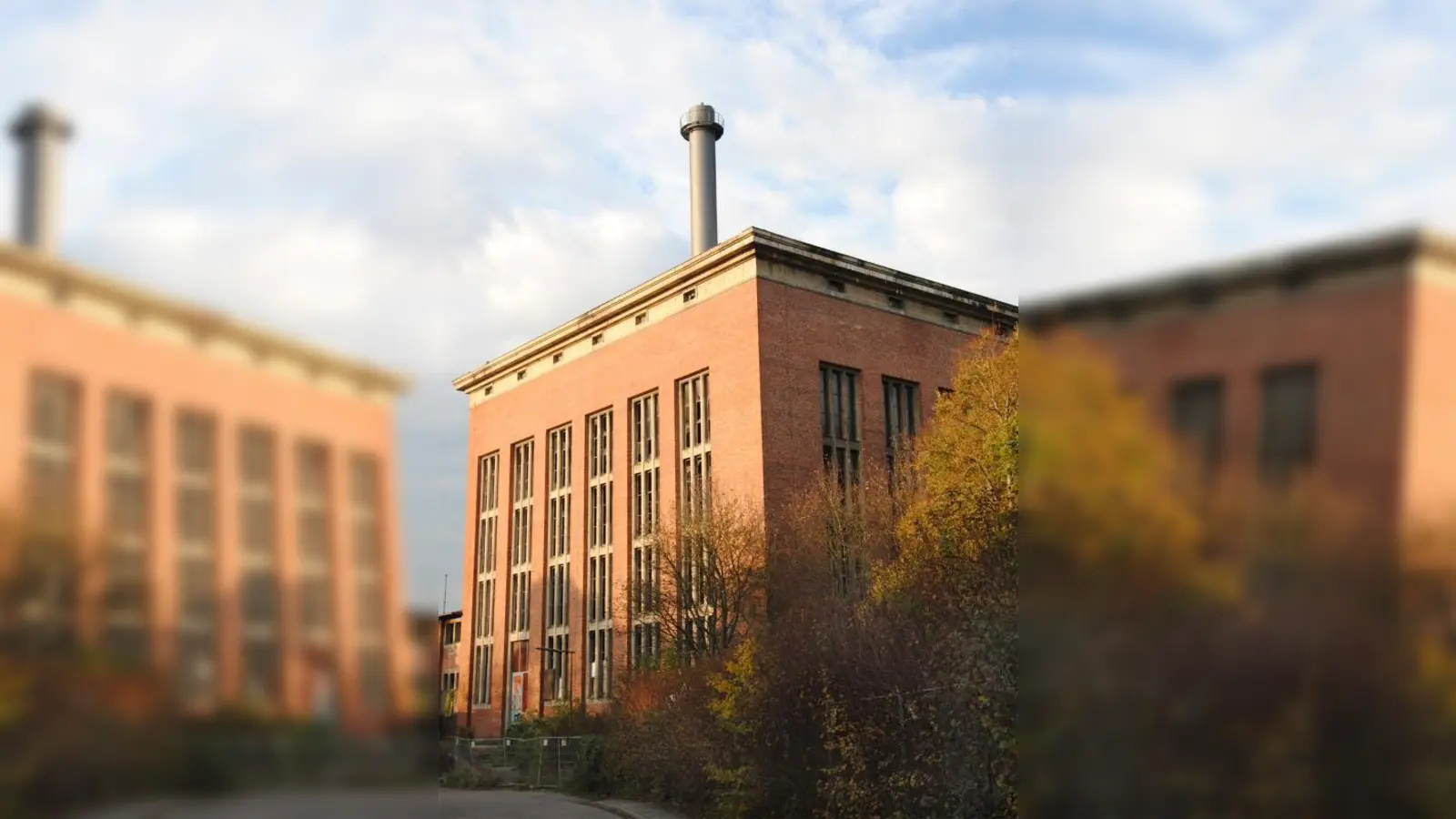 Denkmalgeschützt ist das ehemalige Heizkraftwerk in Aubing zwar, aber es scheint trotzdem immer mehr zu verfallen. (Foto: Eva Schraft)