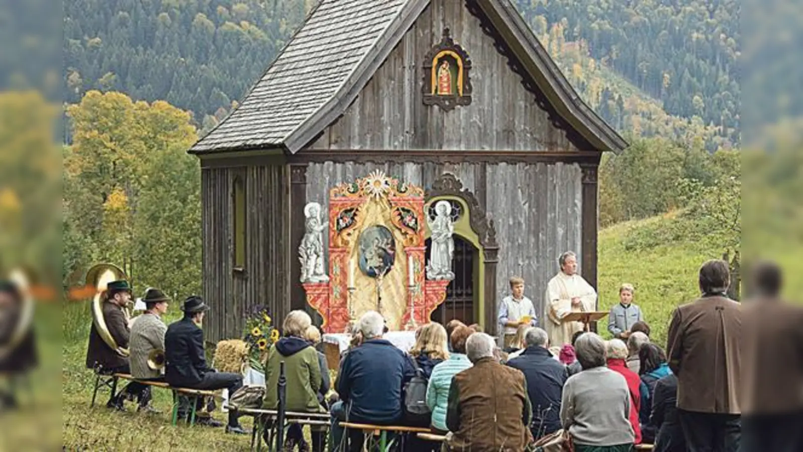 Feldmesse vor der  Kapelle im Freilichtmuseum. 	 (Foto: Markus Wasmeier)