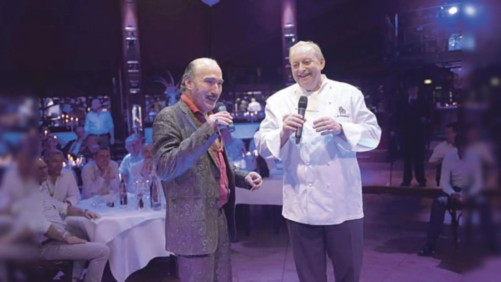 Sie sind beide Meister ihres Fachs: Derek Scott und Alfons Schuhbeck erhalten in jeder Show ihren verdienten Beifall.	 (Fotos: teatro)