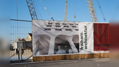 Die Ausstellung „freiham.architektur” ist am Bauzaun entlang des Fuß- und Radwegs an der Baustelle der U-Bahn-Vorhaltemaßnahme zu sehen. (Foto: MGS)