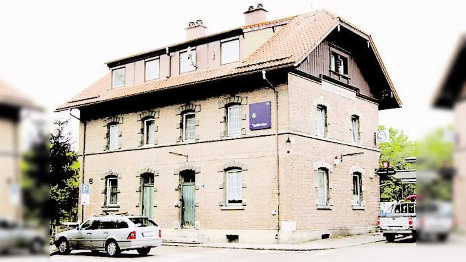 Renovierungsbedürftig: Damit der Kiosk und die Wohnungen im alten Bahnhofsgebäude auch in Zukunft vermietbar sind, muss die Gemeinde kräftig investieren.  (Foto: A. Pietsch)