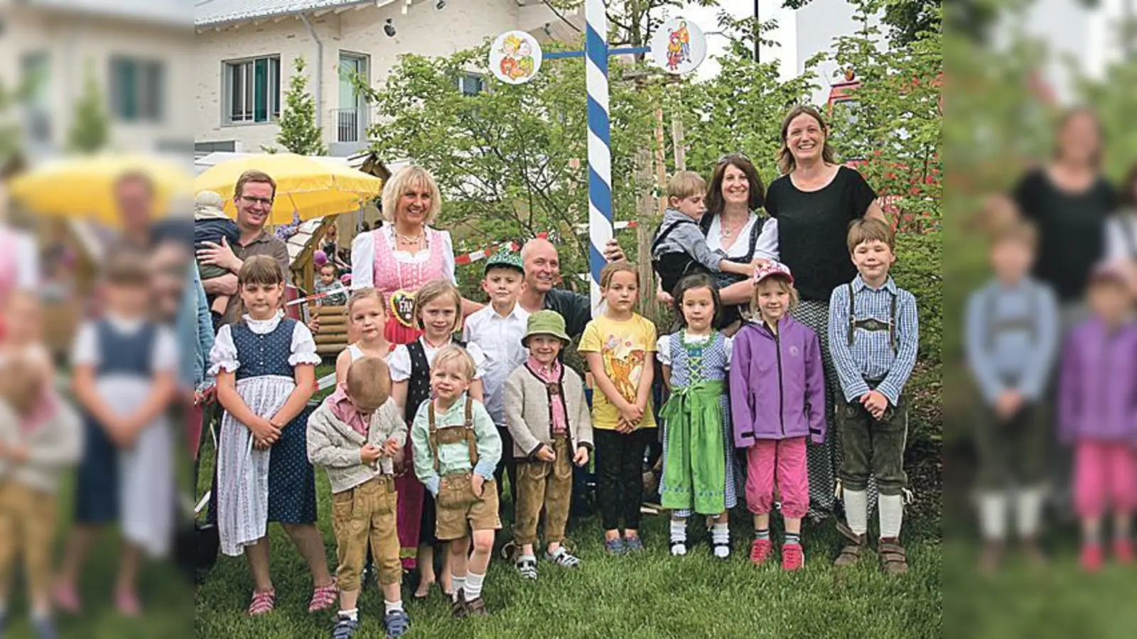 3. Bügermeister Thomas Reichel (li.), 1. Bügermeisterin Gabriele Müller, kniend Vorstand der NBH Christian Doerr, 1. Vorsitzende des FAM-Fördervereins Anke Bender und Leitung des FAM Evi Fahmüller mit den kleinen Maifestbesuchern.	 (Foto: FAM)