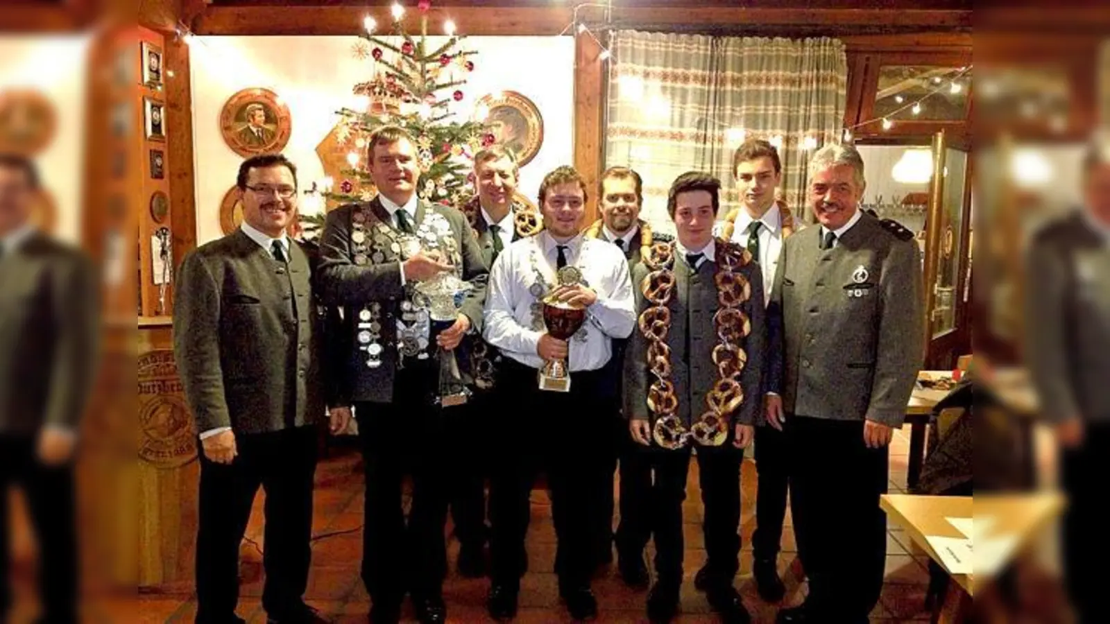 Die SG Wendlstoana Putzbrunn hat neue Schützenkönige: (v. l.) Rudolf Klüpfel, Richard Himmelsbach, Helmut Göbeler, Florian Himmelsbach, Markus Mitter, Marcus Lackner, Florian Burkhardt und Alexander Betz.	 (Foto: VA)