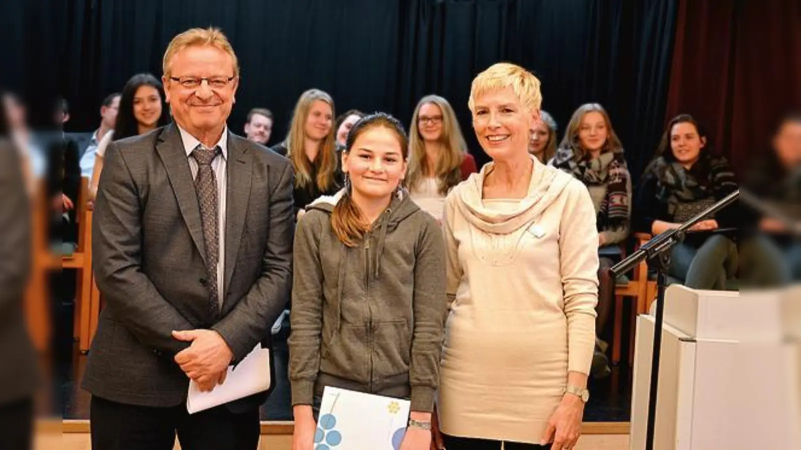 Bei der Preisverleihung nahm Flurina Rathmer Glückwünsche entgegen von Juror Dr. Harald Parigger und von Wettbewerbsveranstalterin Gisela Hüttis vom KWA Stift Brunneck.	 (Foto: privat)