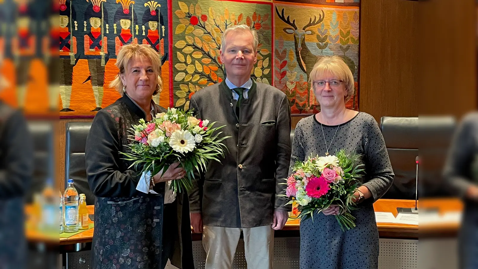Manuela Bauer, 1. Bürgermeister Jan Neusiedl und Andrea Schisnowski (v.l.) bei der Feierstunde anlässlich ihres Dienstjubiläums.  (Foto: Gemeinde Grünwald)