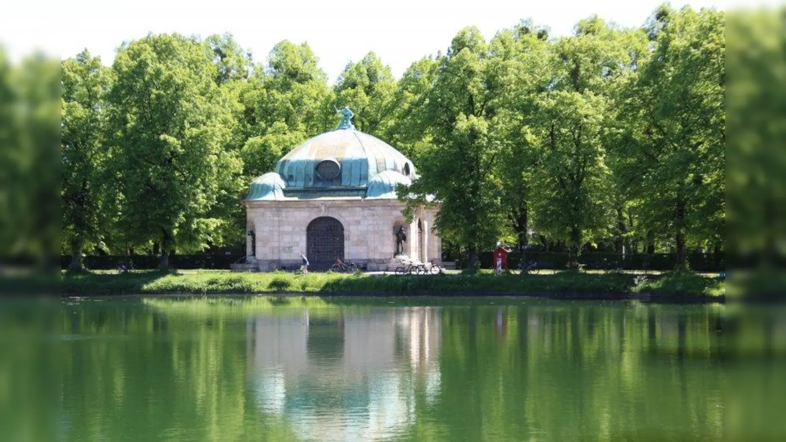 Stört das Ensemble: Die Bayerische Schlösser- und Seenverwaltung lehnt eine mobile Toilette im Umfeld des Hubertusbrunnen ab. (Foto: sb)