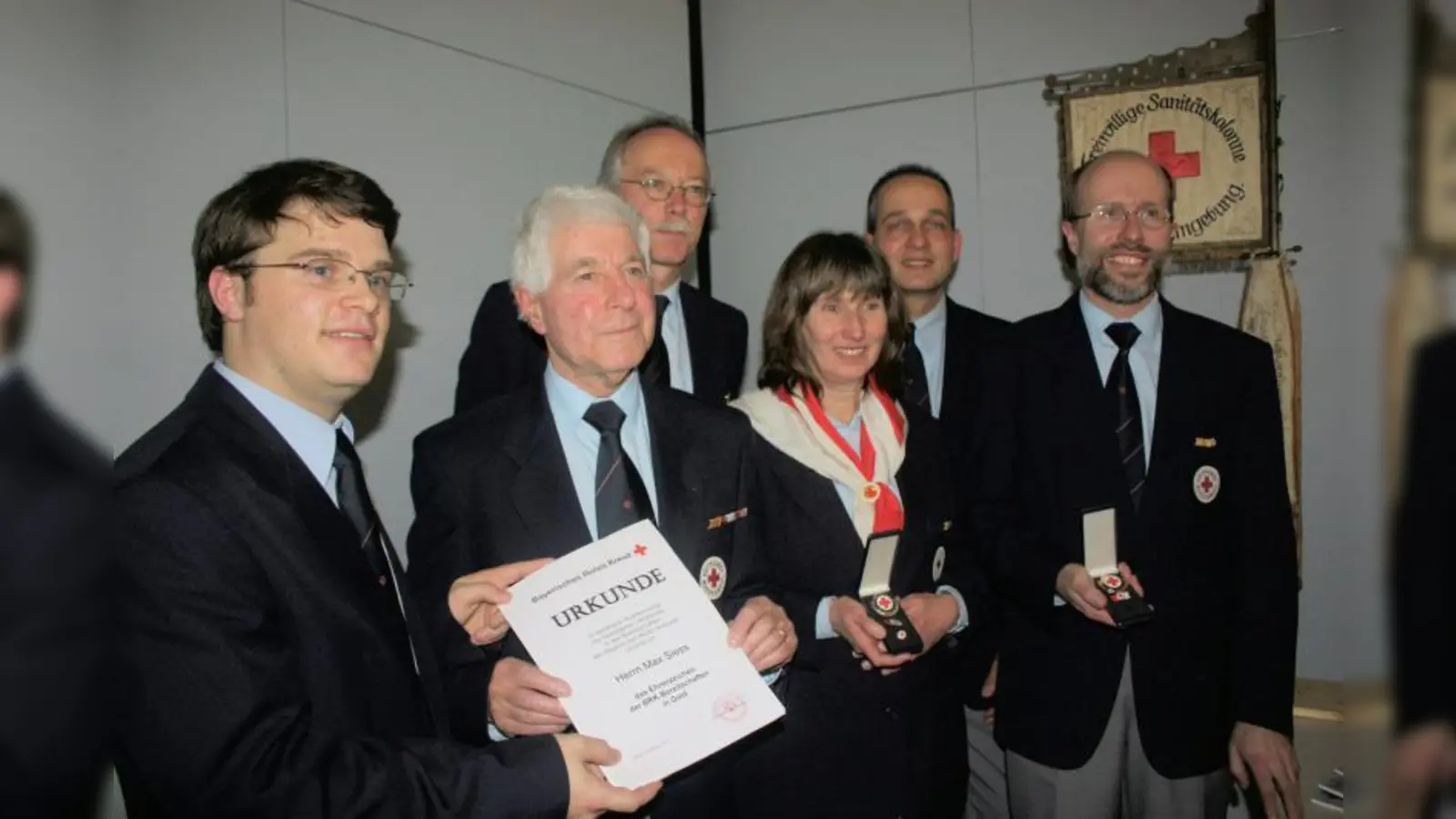 Kein BRK ohne die vielen Ehrenamtlichen. Für besonders langes Engagement wurden (v.l.) Max Siess  mit dem Ehrenabzeichen in Gold, Siegfried Adamzig, Gudrun Roth (beide Abzeichen in Silber), Roman Dreesbach (Silberne Ehrennadel), Rainer Wöhrle (Abzeichen in Bronze) geehrt. (Foto: privat)