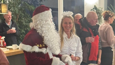 Als Weihnachtsengel verkleidet übergab Claudia Nolte gemeinsam mit dem Nikolaus die Weihnachtsgeschenke. (Foto: Helmut Stark)