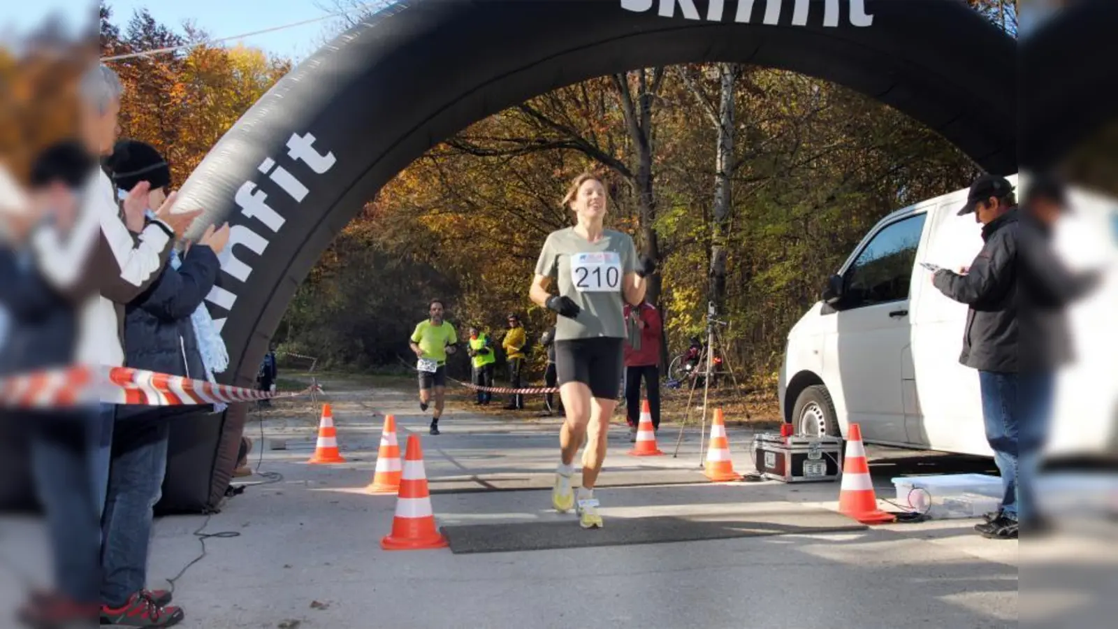 Locker lief Kerstin Hartig als schnellste Frau beim Hauptlauf durch das Ziel. (Foto: Eva Schraft)
