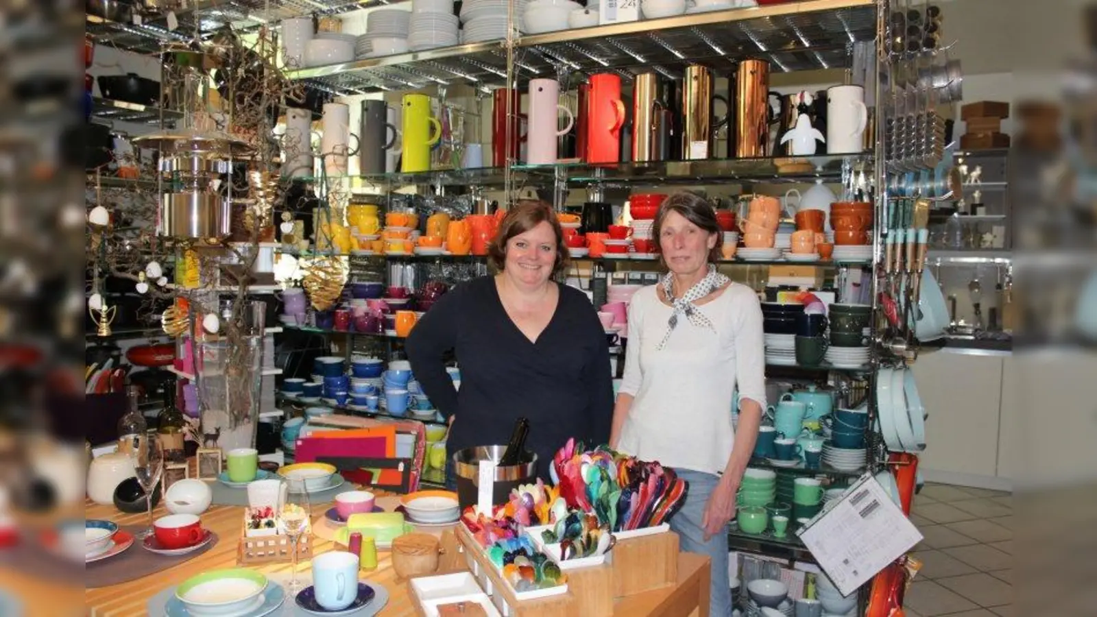 Kristina Sack (l.) zusammen mit der Initiatorin von „Mein Viertel blüht”, Annick Denny, in ihrem Laden in der Wilderich-Lang-Straße 6. (Foto: sb)
