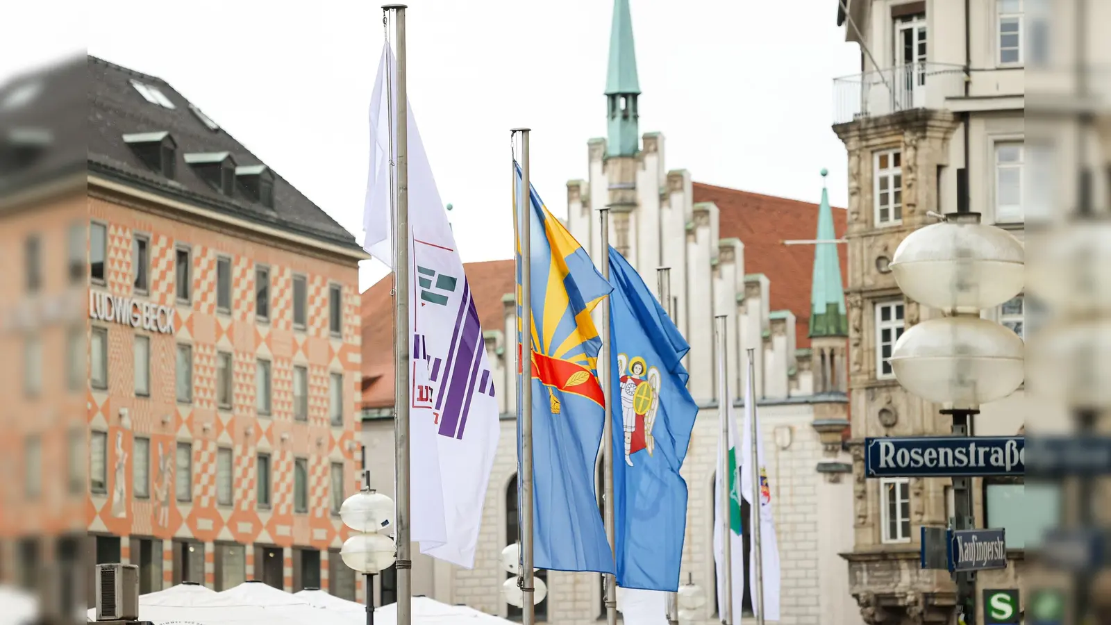 Zum Welttag der Partnerstädte am Sonntag, 27. April, hisst die Stadt die Flaggen ihrer Partnerstädte. (Foto: © Michael Nagy/ Presseamt)