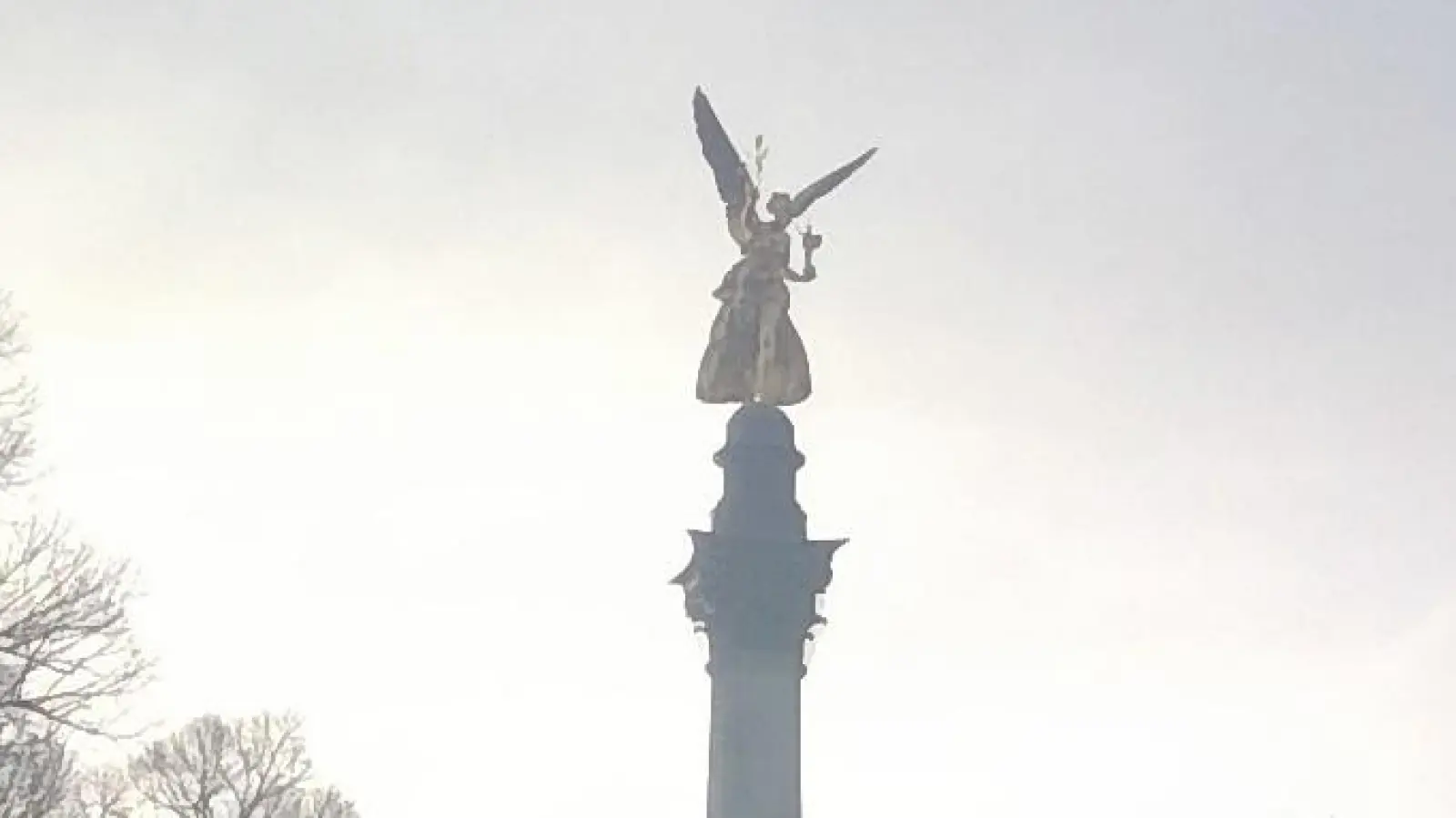 Auch am Friedensengel wird Silvester gefeiert. Deshalb macht der Bus 100 einen Umweg.  (Foto: bas)