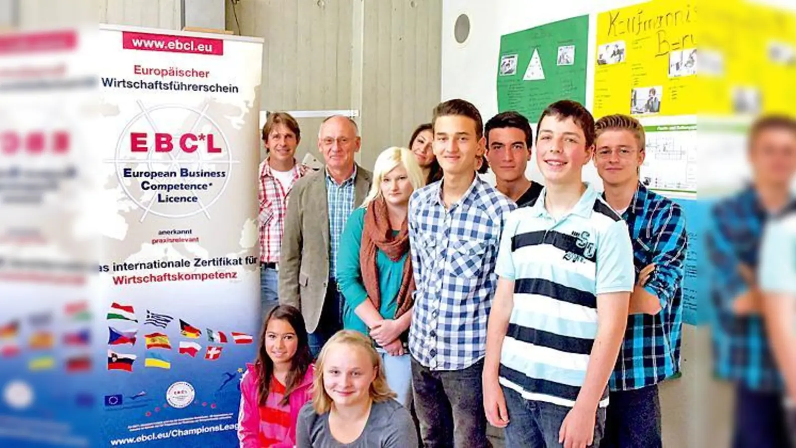 Den Startschuss zum Projekt gaben der Regionaldirektor des EBC*L, Fritz Birnstiel (2.v.l.) gemeinsam mit Schulleiter Karl Spreng und Buchführungslehrkraft Michael Weiß (1.v.l.). 	 (Foto: privat)