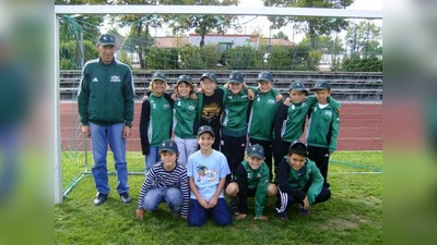 Die Kinder der E3-Fußballmannschaft des SV Aubing, hier mit ihrem Trainer Hans Klotz, spielen nicht nur mit viel Freude Fußball – sie wollen gerne auch anderen Kindern helfen. (Foto: Gerl)