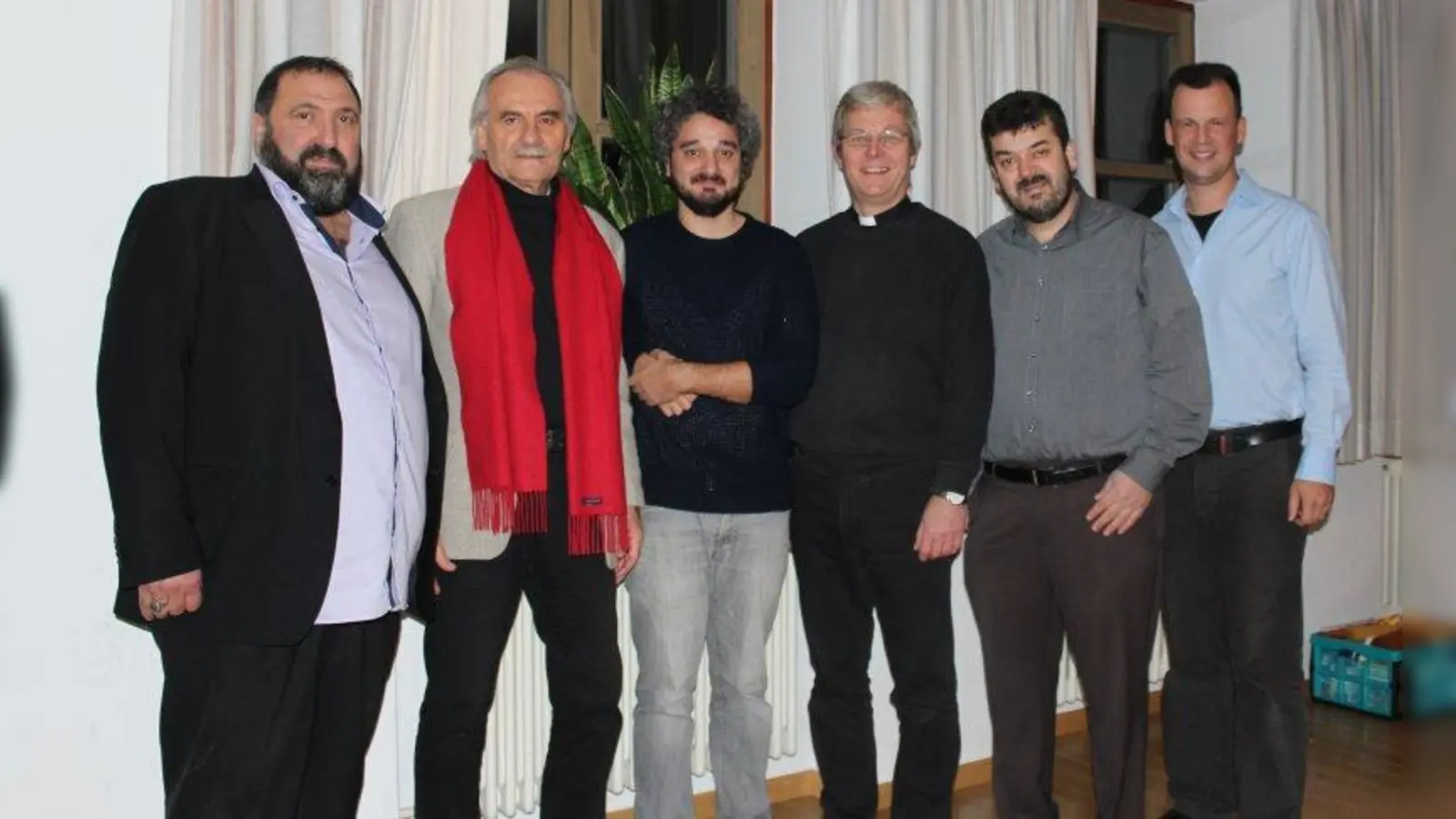 Interreligiöser Dialag (v.l.): Recep Yerlikaya (Türkisch-Islamische Gemeinde Allach), Peter Hillebrand (Pfarrgemeinderat Maria Himmelfahrt), Religionshistoriker Cem Kara, Pfarrer Martin Joseph, Ömer Cavusoglu (Türkisch-Islamische Gemeinde Allach) und Diakon Thomas Schmid. (Foto: sb)