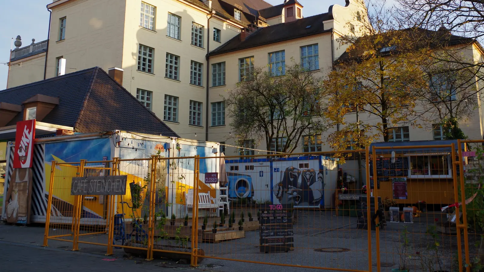 Das Kulturcafé Steinchen war über die Wintermonate geschlossen. Jetzt ist es aus dem Winterschlaf zurück und lädt wieder zu verschiedenen Mottoabenden und Events ein. (Foto: kö)