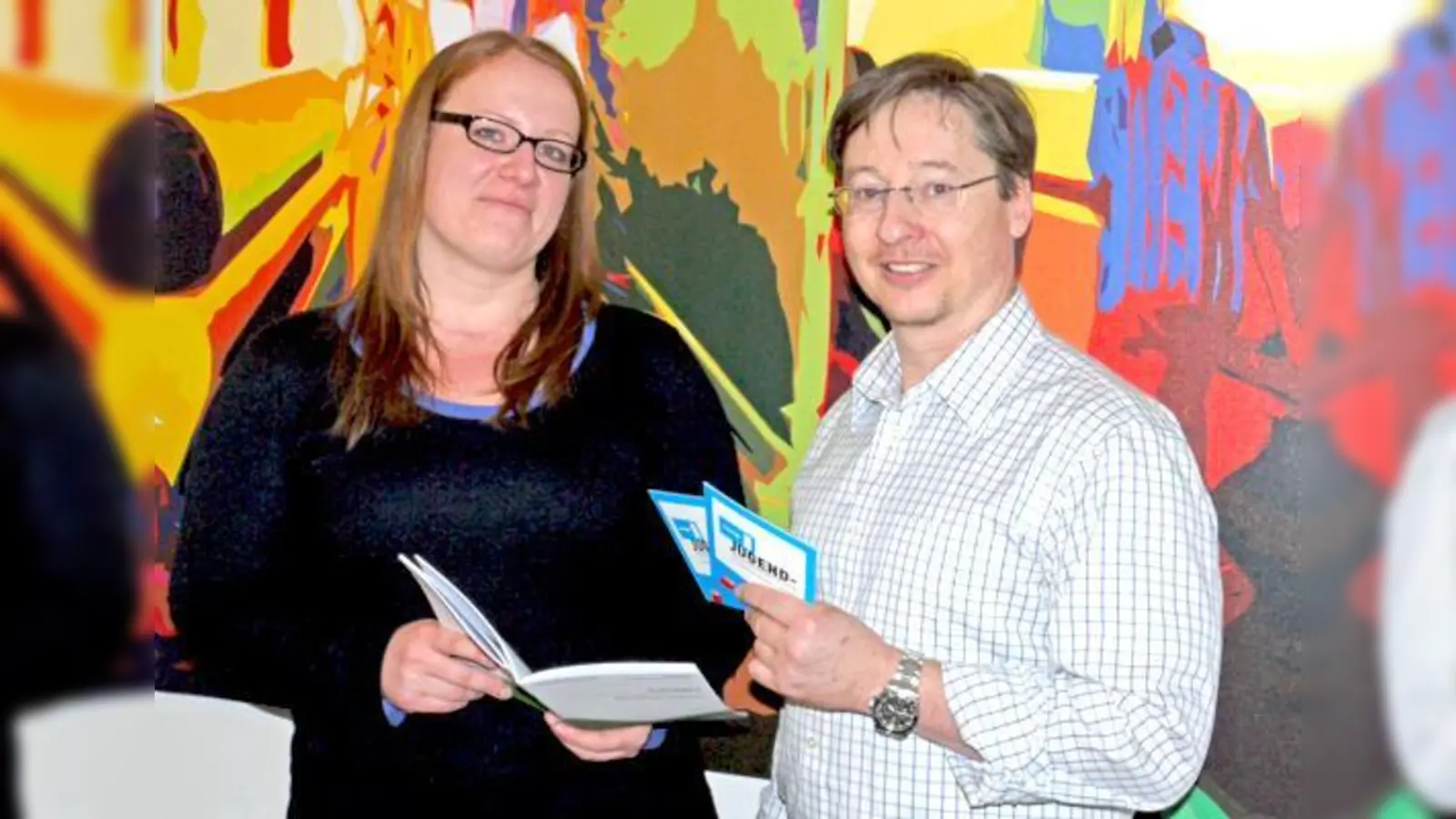 Kostenlos und vertraulich: Die Jugend-Schuldnerberatung im JIZ mit der Soziologin Carolin Tschapka und  Einrichtungsleiter Michael Graber.  (Foto: Kohnke)