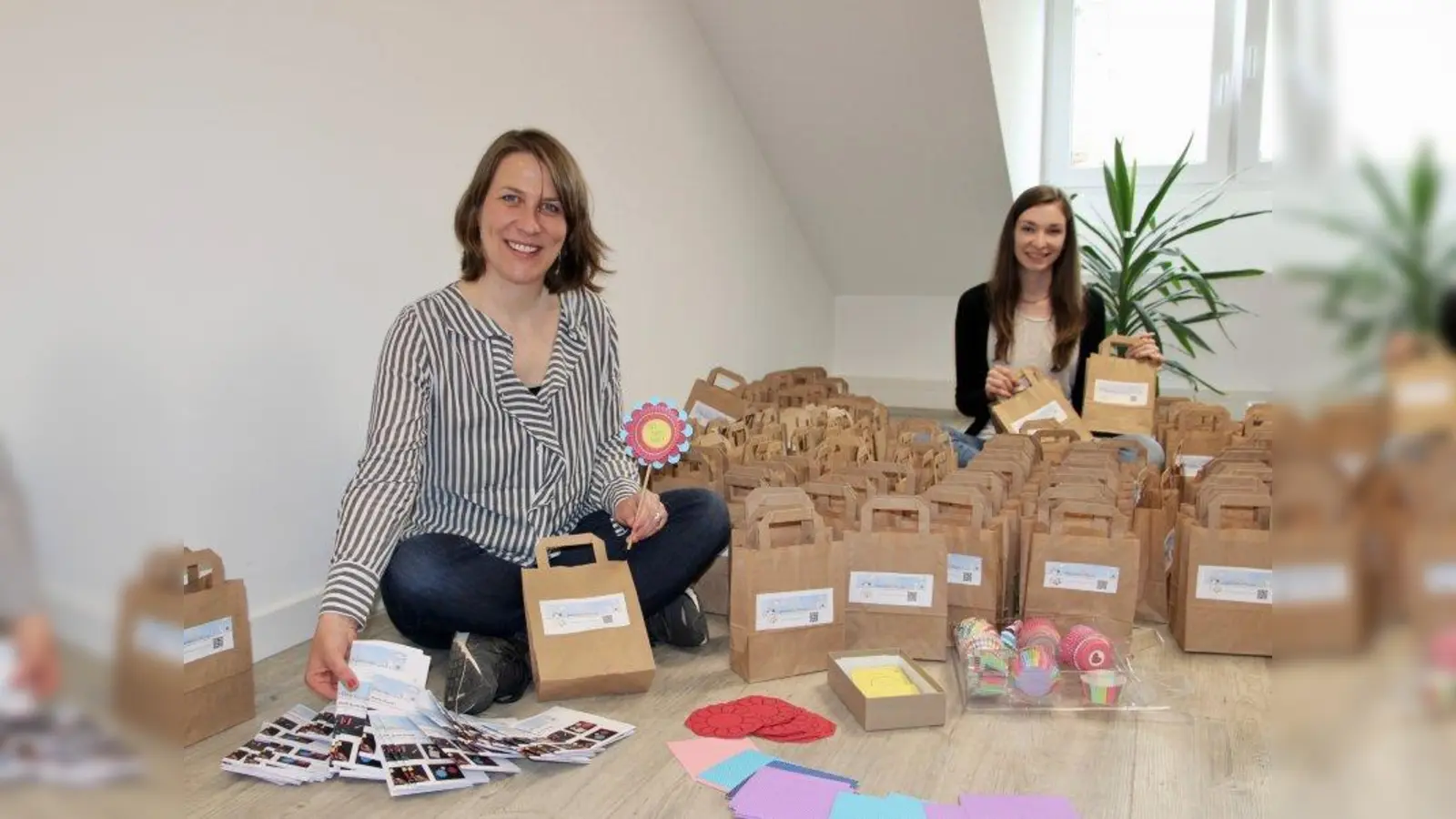 Aktionstüten für die Oselschüler mit Bastelspaß und viel Wissenswertes zum neuen Kinder- und Familienzentrum. Annette Schenk und Sarah Malluche (von links) wollen sich den über 350 Grundschülern und ihren Eltern vorstellen und auf die ersten Angebote aufmerksam machen. (Foto: us)