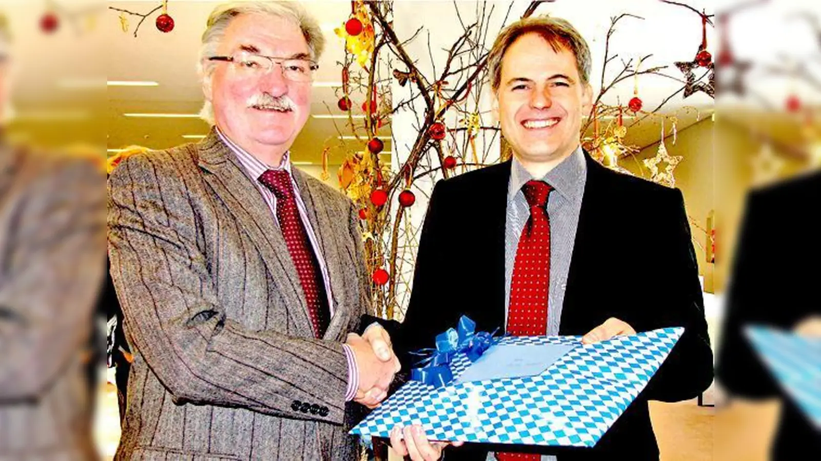 Der ehemalige Rektor Jakob Pritscher gratulierte seinem Amtsnachfolger, Realschulrektor Christian Ceglarek, herzlich zum Einstand.	 (Foto: Ka)