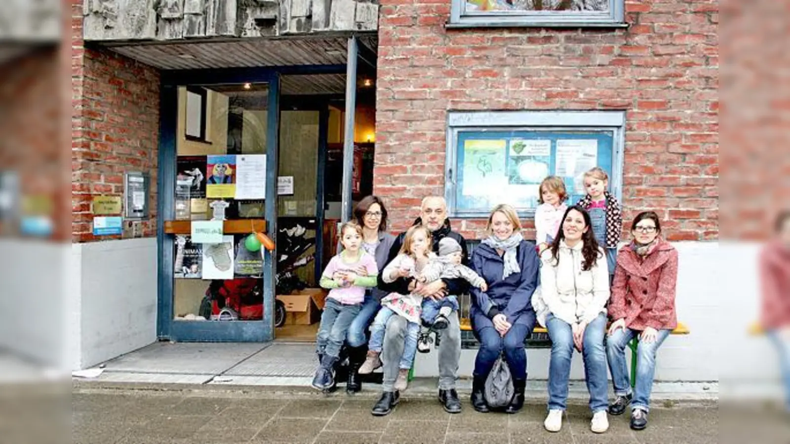 Die Eltern sind schockiert: Wo sollen sie ihre Kinder ab August unterbringen? Ihr Kindergarten St. Lukas schließt nämlich im Sommer.	 (Foto: Julia Stark)