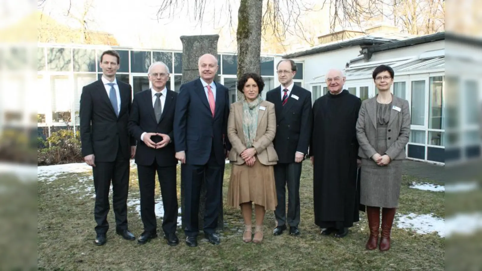 20 Jahre Palliativmedizin in Bayern (v.l.): Christian Kuhl, Geschäftsführer Barmherzige Brüder gemeinnützige Krankenhaus GmbH, Caritasdirektor Prälat Hans Lindenberger, Ministerialdirektor Michael Höhenberger, Ulrike Münz, Pflegedienstleiterin der Palliativstation St. Johannes von Gott, Dr. Thomas Binsack, Chefarzt der Palliativstation, Pater Provinzial Emerich Steigerwald und Nadine Schmid-Pogarell, die Geschäftsführerin des Krankenhauses Barmherzige Brüder München. (Foto: sb)