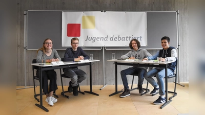 Marlies Zollner, Matthias Eibl, Lukas Meidinger und Matias Ladendorf (v. li.) diskutierten über das Pro und Contra der Sommerzeitumstellung in der EU. (Foto: VA)
