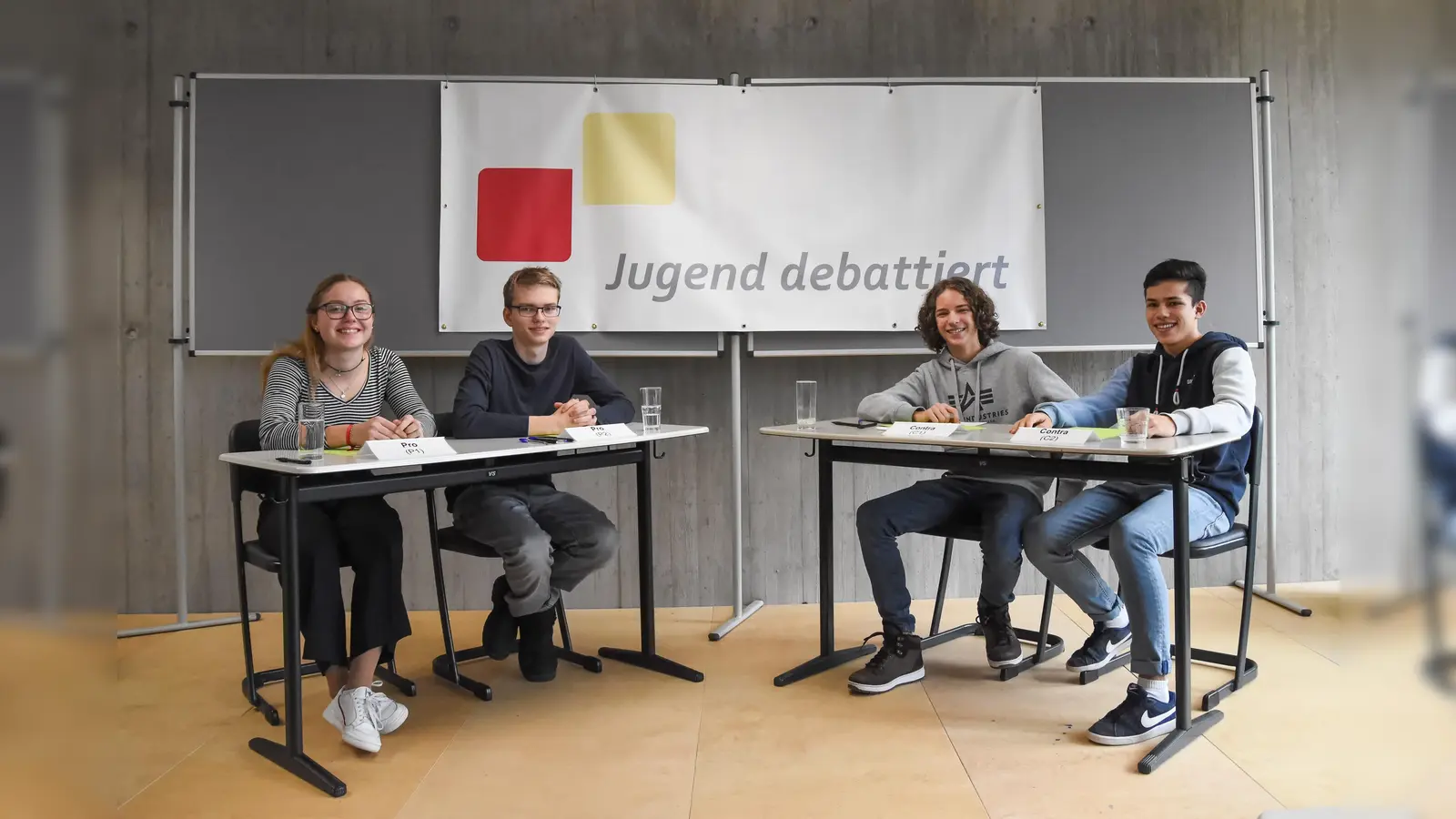 Marlies Zollner, Matthias Eibl, Lukas Meidinger und Matias Ladendorf (v. li.) diskutierten über das Pro und Contra der Sommerzeitumstellung in der EU. (Foto: VA)