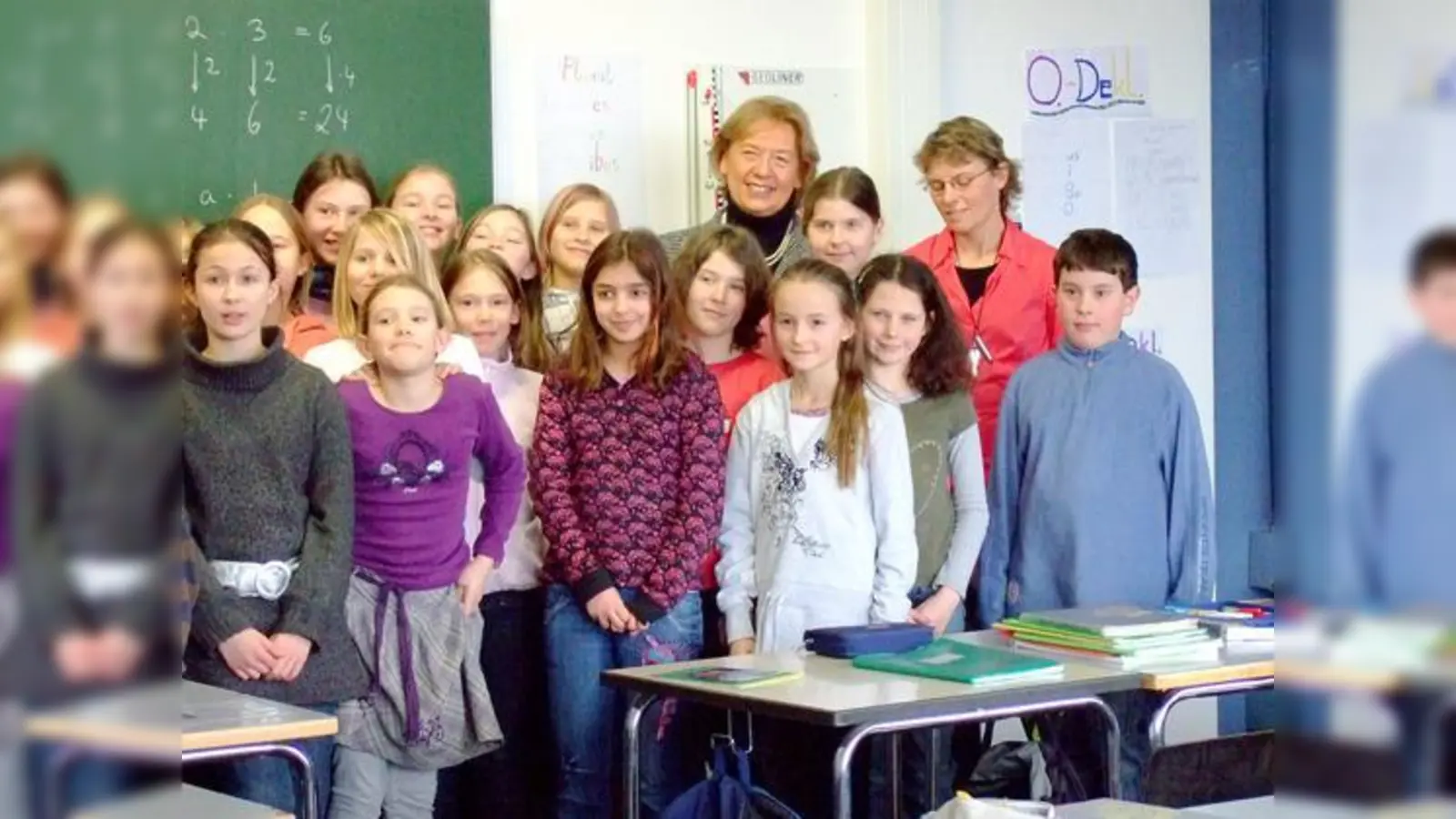 Mathe mal anders: Landrätin Johanna Rumschöttel (Mitte hinten neben Klassenleiterin Michaela Trinder) besuchte die  Musterbrecherklasse des Lise-Meitner-Gymnasiums in Unterhaching und stand den Fragen der Schüler Rede und Antwort.  (Foto: A.Pietsch)