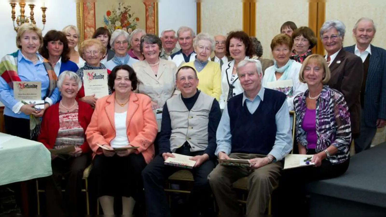 Für ihre langjährige Tätigkeit beim Sozialdienst wurden geehrt: (von links) Annemarie Köhler, Salome Kreuzer, Maria Ost, Marianne Pantolsky, Maria-Anna Dietrich, Gerhild Haseneder, Jutta Neumeier, Hans Alger, Werner Eißfeldt, Stefanie Danzer, Rosina und Eduard Braun, Arnold Börner, Marlies Poerschke, Helmut Stumvoll, Liselotte Selch, Eva-Maria Seifert, Elfriede Leisengang, Angela Winkler, Anna Prestele, Roland Kneisel, Anneliese Kasper, Kora Altmann und Luise Ruhalter. (Foto: pi)