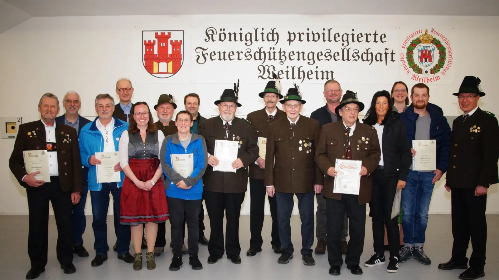Alle anwesenden Geehrten und gewählten Personen mit Schützenmeister Peter Schwelle (rechts) bei der Generalversammlung der FSG Weilheim. (Foto: FSG Weilheim)