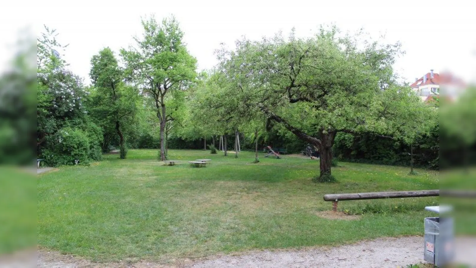 Der Park des Kriegsarchivs in der Leonrodstraße soll nach Beendigung der Bauarbeiten wieder für die Öffentlichkeit zur Verfügung stehen. (Foto: sb)