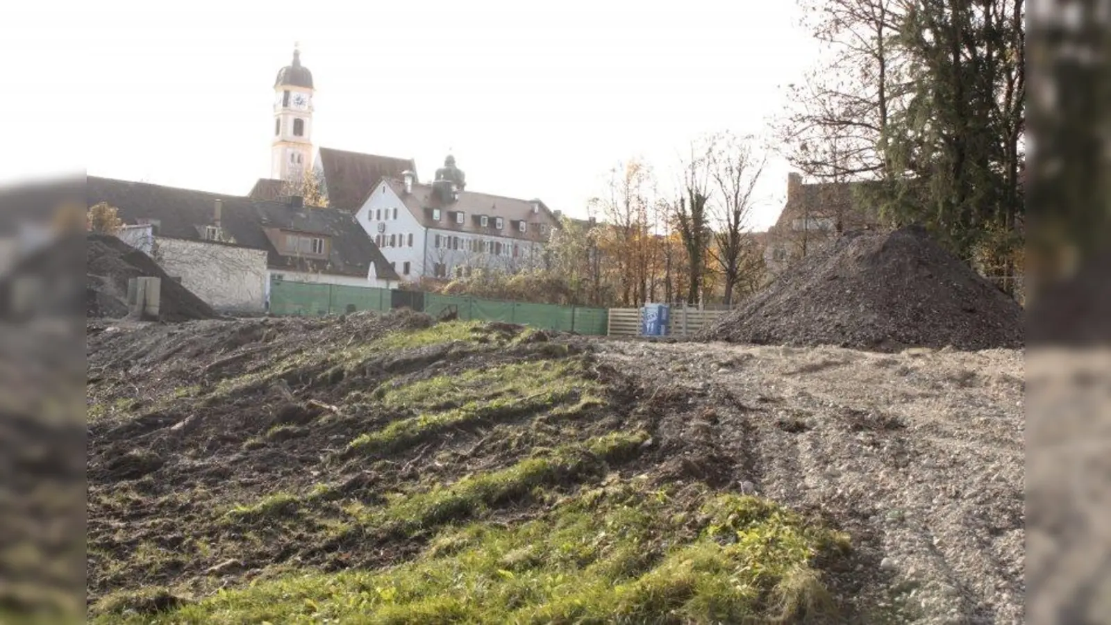 Ungewohnt freier Blick vom Thalkirchner Platz hinüber zur Wallfahrtskirche. Wo die Ateliers standen, werden nächstes Jahr GWG-Wohnungen errichtet. (Foto: job)