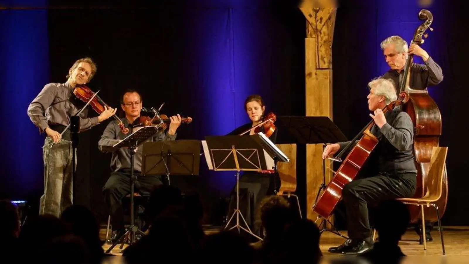Barocke Sinnlichkeit und moderner Tango: Die Musiker des „Ensemble Rubin” um den Münchener Geigenvirtuosen Ferenc Kölcze machen die Querverbindungen hörbar. (Foto: Ensemble Rubin)