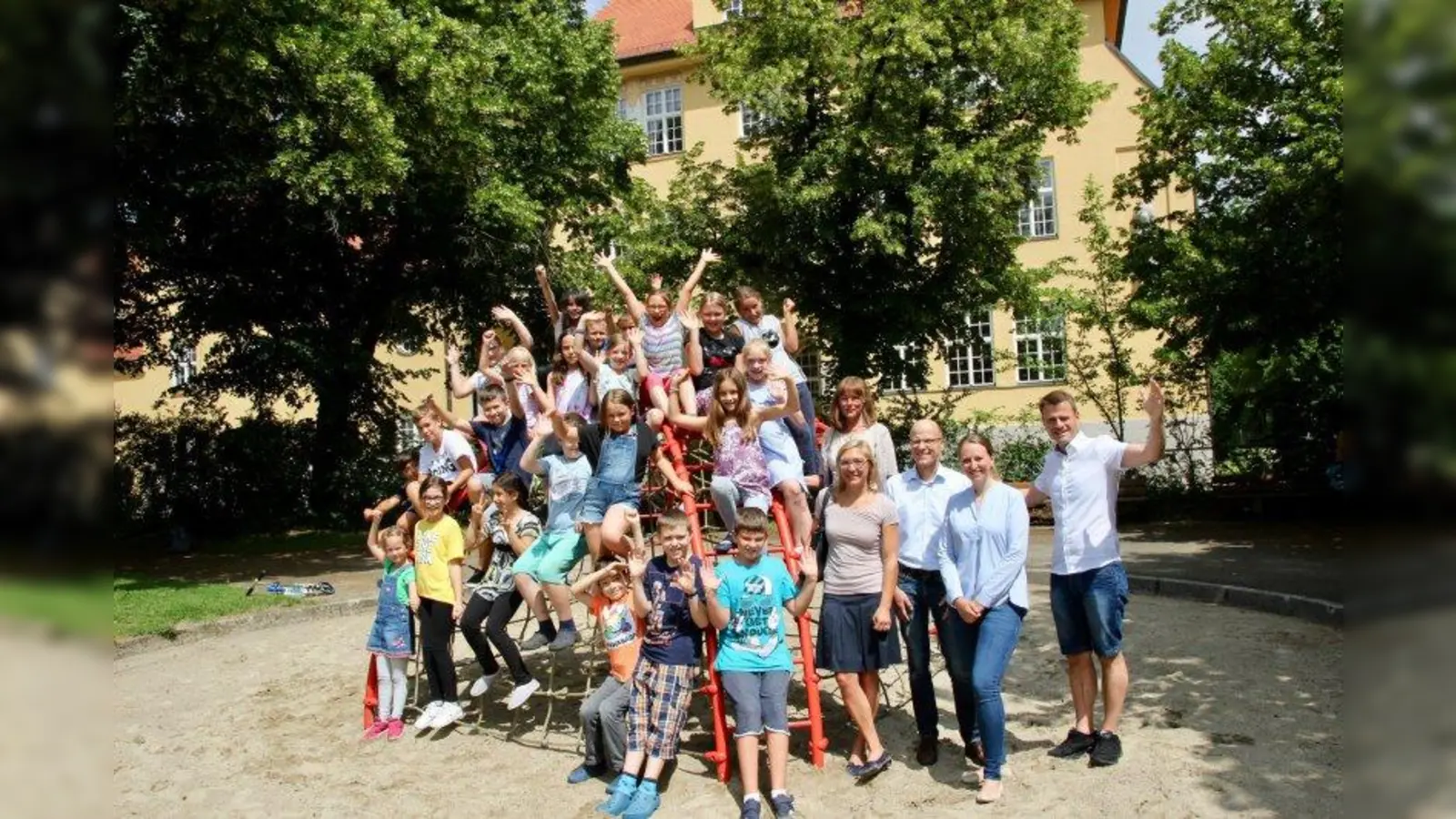 Für den 16. Juni lädt die Schulfamilie der Scherergrundschule zum Flohmarkt ein und stellt viele extra Tische zum gemeinsamen Essen mit Nachbarn auf. Kinder, Schulleitung, Elternbeirat und Förderverein freuen sich auf viele Gäste. Im Bild von rechts zweiter Schulleiter Markus Schättler, Elternsprecherin Malwina Andrassy, Stefan Fahrmeier vom Elternbeirat, Anna Voigt vom Förderverein und Schulleiterin Anita Bock. (Foto: us)